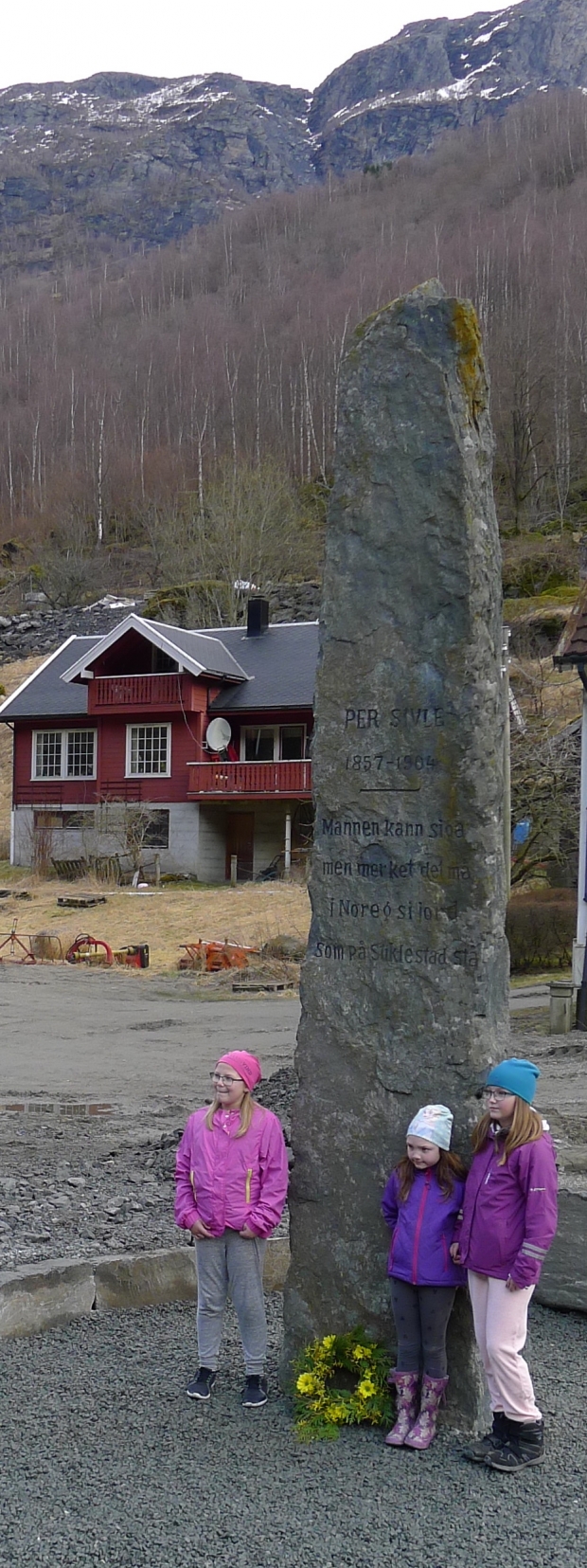 Den fyrste song ved PS-obelisken i Flåm, 2.4.2017