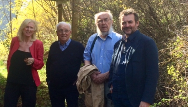 Styret i Vollen historielag, f.h. Morten Gisle Johnsen, leiar Harald Bøckmann og Tor Finstad. T.v. Trine Bendixen, noverande eigar av Vesleheimen. Foto: E. Almhjell