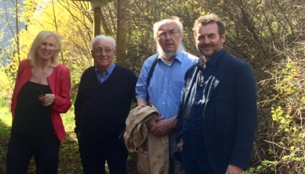 Styret i Vollen historielag, f.h. Morten Gisle Johnsen, leiar Harald Bøckmann og Tor Finstad. T.v. Trine Bendixen, noverande eigar av Vesleheimen. Foto: E. Almhjell