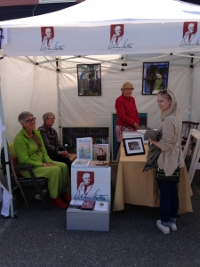 Under same tak på Kjerringtorget 2017: Frå venstre Eva Almhjell, Grethe Larsgard Rudningen, Gunnveig Nerol og kunde. Foto: Privat