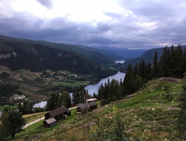 Garden Sletto, Olav Sletto sin fødestad, Holet med Holsfjorden, Hovsfjorden og Hallingskarvet mot vest. Foto: Eva Almhjell